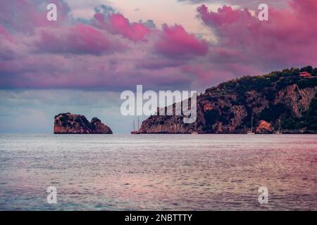 Unglaubliche Sommerszene von Palinuro mit violetten Wolken. Farbenfroher Blick auf die Klippen in der Nähe des Naturbogens Palinuro, Italien, Europa. Spektakuläre Su Stockfoto