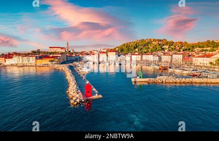 Malerischer Sommeruntergang an Sloweniens Adriaküste mit wunderschöner venezianischer Architektur. Atemberaubendes Stadtbild von Piran am Morgen. Blick vom Fliegen Stockfoto