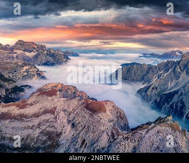 Der Nebel im Herbst von der fliegenden Drohne des Tre Cime Di Lavaredo Nationalparks. Dramatische Abendszene der Dolomiten, Auronzo, Italien, Europa. B Stockfoto