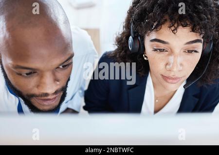 CallCenter-Gesicht, -Denken oder -Teamwork am Computer für Coaching, Beratung oder Netzwerkarbeit im Büro. CRM, Lernen oder Schwarzer Mann und Frau auf Technik Stockfoto