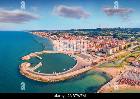 Spektakulärer Blick am Morgen von der fliegenden Drohne auf den Hafen von Francavilla al Mare. Malerische Sommerlandschaft der Adria. Wundervolle Außenlandschaft Italiens, Stockfoto
