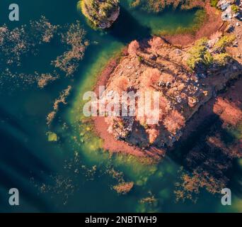 Wunderschöne Herbstlandschaft. Blick auf die roten Lärchen auf der Insel am See Federa. Farbenfroher Blick von der fliegenden Drohne auf die Dolomiten, Stockfoto