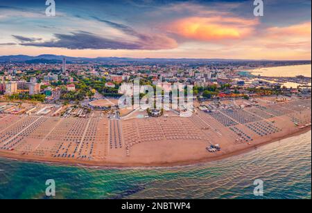 Beeindruckender Sommerblick von der fliegenden Drohne auf den öffentlichen Strand Libera Rimini. Wundervolle Sommerszene von Italien, Europa. Herrlicher abendlicher Blick auf die Adriaküste Stockfoto