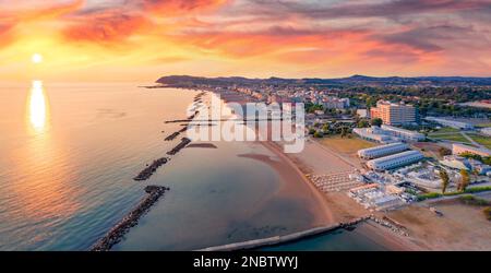 Sonniger Sommerblick von der fliegenden Drohne der Stadt Cattolica, Provinz Rimini. Fantastischer Sonnenaufgang an der Ostküste der Adriatica, Italien, Europa. Urlaub c Stockfoto