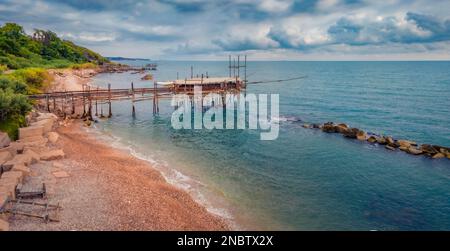 Düsterer Sommerblick von der fliegenden Drohne der beliebten Touristenattraktion - Trabocco Turchino. Fantastische morgendliche Meereslandschaft der Adria, Italien, Europa. Trave Stockfoto