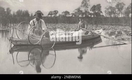 Peter Henry Emerson - Leben und Landschaft auf den Norfolk Broads - 1886 - Verlegen des Bow Net Stockfoto