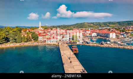 Landschaftsfotografie aus der Luft. Farbenfrohes Sommerstädtchen von Izola, Slowenien, Europa. Wundervolle morgendliche Meereslandschaft der Adria. Blick vom Fliegen Stockfoto