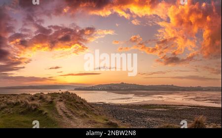 Dienstag, 14. Februar 2023 - Valentinstag Sonnenaufgang über dem Northam Burrows Country Park in der Nähe von Appledore in North Devon, ein Gebiet von herausragender natürlicher Schönheit, zu dieser Jahreszeit sind die Nester Heimat von Tausenden überwinterenden Wildvögeln. Kredit: Terry Mathews/Alamy Live News Stockfoto