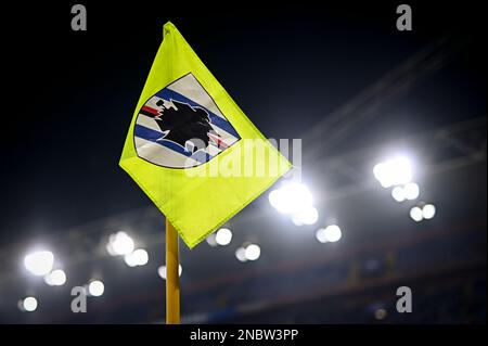 Genua, Italien. 13. Februar 2023 Vor dem Fußballspiel der Serie A zwischen UC Sampdoria und dem FC Internazionale ist eine Eckflagge mit dem Logo der UC Sampdoria zu sehen. Kredit: Nicolò Campo/Alamy Live News Stockfoto