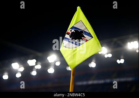 Genua, Italien. 13. Februar 2023 Vor dem Fußballspiel der Serie A zwischen UC Sampdoria und dem FC Internazionale ist eine Eckflagge mit dem Logo der UC Sampdoria zu sehen. Kredit: Nicolò Campo/Alamy Live News Stockfoto
