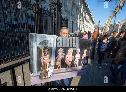 London, England, Großbritannien. 14. Februar 2023. Der britische Künstler KAYA MAR posiert mit seinem neuesten Gemälde, das die Katze Larry aus dem Büro des britischen Premierministers mit 5 Premierministern darstellt, die er überlebte, um sein 12. Jahr in der Downing Street zu feiern. Larry kam am 15. Februar 2011 in der Downing Street 10 an. (Kreditbild: © Tayfun Salci/ZUMA Press Wire) NUR REDAKTIONELLE VERWENDUNG! Nicht für den kommerziellen GEBRAUCH! Stockfoto