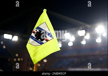 Genua, Italien. 13. Februar 2023 Vor dem Fußballspiel der Serie A zwischen UC Sampdoria und dem FC Internazionale ist eine Eckflagge mit dem Logo der UC Sampdoria zu sehen. Kredit: Nicolò Campo/Alamy Live News Stockfoto