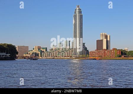 LONDON, GROSSBRITANNIEN - 18. MAI 2017: Dies ist ein modernes Riverside Walk-Projekt im Vauxhall-Bezirk. Stockfoto