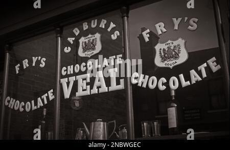 Schwarzweiß-Süßwaren und Schokoladenladen, Frys, Cadburys, Schokoladenkalb, lackiert auf Schaufenstern - 1930er, West Midlands, Großbritannien Stockfoto