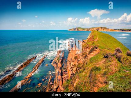 Landschaftsfotografie aus der Luft. Felsenküste von Dalan und Voge Wandergebiet. Farbenfrohe Frühlingslandschaft der Adria. Atemberaubende Vormittagsszene von Albanien, Stockfoto