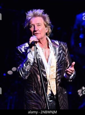 Hollywood, Florida, USA. 13. Februar 2023. Rod Stewart tritt am 13. Februar 2023 in Hollywood, Florida, im Seminole Hotel and Casino Hollywood auf der Bühne von Hard Rock Live auf. Kredit: Mpi10/Media Punch/Alamy Live News Stockfoto