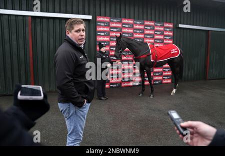 Dan Skelton spricht neben Lucki, dem dritten Mal, bei einem Besuch in Dan Skeltons Ställen in Lodge Hill, Alcester, mit den Medien. Foto: Dienstag, 14. Februar 2023. Stockfoto