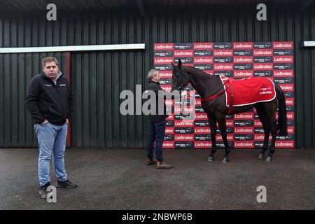 Dan Skelton spricht mit den Medien zusammen mit Nube Negra bei einem Besuch der Stallungen von Dan Skelton in Lodge Hill, Alcester. Foto: Dienstag, 14. Februar 2023. Stockfoto