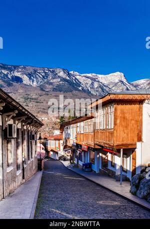 Gurzuf, Krim Russland - Februar 6 2023: Alte Straße mit historischer Architektur im Dorf Gurzuf am Schwarzen Meer auf der Krim. Stockfoto