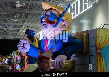 Köln, Deutschland. 14. Februar 2023. Ein Themenwagen, der ehemalige US-Amerikaner zeigt Präsident Donald Trump als Taucher wird bei der Bestückungszeremonie für die Parade am Kölner Rosenmontag in Koelnmesse enthüllt. Kredit: Rolf Vennenbernd/dpa/Alamy Live News Stockfoto