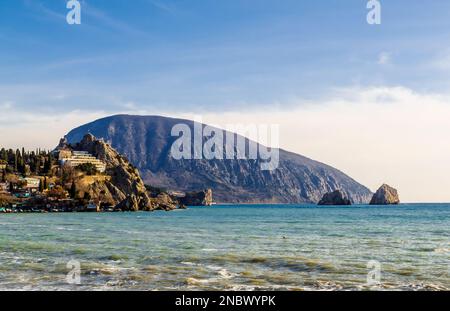 Gurzuf, Krim - Februar 7 2023: Gurzuf (Hurzuf) Stadt und Ayu-Dag (Medved-gora) auf Krim Stockfoto