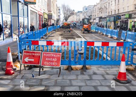 Brighton UK 14. . Februar 2023 - Einwohner der Upper North Street und der Montpelier Terrace in Brighton sind verärgert darüber , dass ihre Straßen zu einer wichtigen Buslinie geworden sind , an der täglich Hunderte von Bussen vorbeifahren . Hunderte haben eine Petition unterzeichnet, weil die Busse auf ihren Straßen umgeleitet werden, während Arbeiten durchgeführt werden, um das malerische Einkaufsviertel Western Road zu renovieren, das voraussichtlich zwei Jahre dauern wird : Credit Simon Dack / Alamy Live News Stockfoto