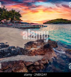 Herrlicher Sonnenuntergang im Frühling in Ksamil. Spektakuläre abendliche Meereslandschaft des Ionischen Meeres. Herrliche Outdoor-Szene im Butrint-Nationalpark, Albanien, Europa. Tr Stockfoto