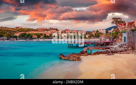 Exotische Frühlingsstadt der Stadt Ksamil. Unglaubliche abendliche Meereslandschaft, wenn das Ionische Meer. Aufregender Sonnenuntergang im Butrint-Nationalpark, Albanien, Europa. Urlaub Stockfoto