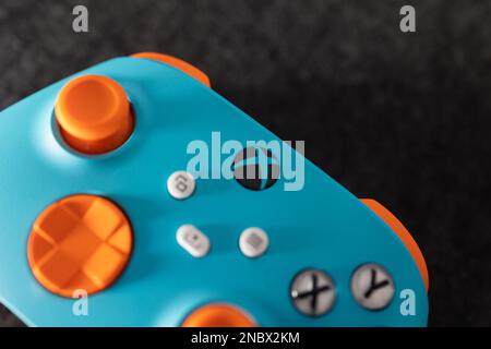 LONDON – 13. FEBRUAR 2023: Kundenspezifischer Xbox Design Lab Gaming-Controller in leuchtend orangefarbenem Blau Stockfoto