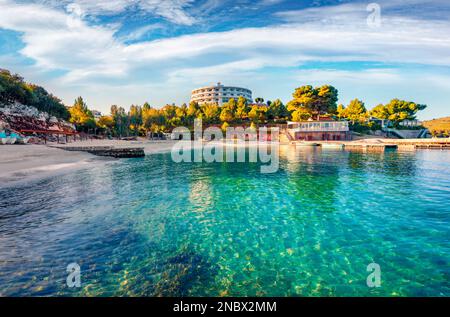 Azurblaue Meereslandschaft des Ionischen Meeres. Fantastischer Blick auf das Dorf Ksamil. Ruhige Außenlandschaft von Albanien, Europa. Hintergrund des Urlaubskonzepts. Stockfoto