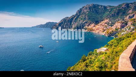 Sonniger Sommerblick auf das beliebte Touristenziel Positano. Farbenfroher Blick am Morgen auf die Mittelmeerküste von Westitalien, Europa. Reisekonzept Stockfoto