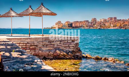 Charmantes Frühlingstadtbild mit Saranda-Fliesen. Herrlicher Sommerblick auf die albanische Riviera im Süden Albaniens, Europa. Herrliche Morgenszene des Ionischen Meeres Stockfoto