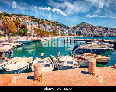 Wunderbares Frühlingsbild des Hafens von Saranda. Wunderschöne ionische Meereslandschaft. Farbenfrohe Morgenszene von Albanien, Europa. Hintergrund des Reisekonzepts. Stockfoto