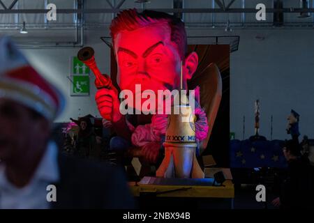 Köln, Deutschland. 14. Februar 2023. Ein Themenwagen mit Elon Musk wird bei der Bestückungszeremonie für die Parade am Kölner Rosenmontag in Koelnmesse enthüllt. Kredit: Rolf Vennenbernd/dpa/Alamy Live News Stockfoto