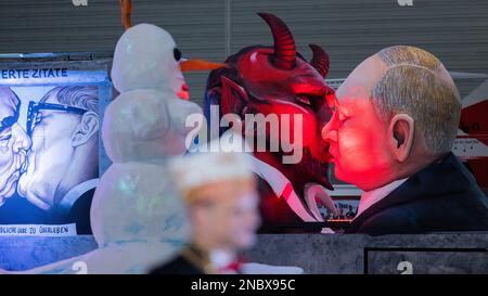 Köln, Deutschland. 14. Februar 2023. Ein Themenwagen, auf dem der russische Präsident Wladimir Putin den Teufel küsst, wird bei der Bestendigungszeremonie für die Parade am Kölner Rosenmontag in Koelnmesse enthüllt. Kredit: Rolf Vennenbernd/dpa/Alamy Live News Stockfoto