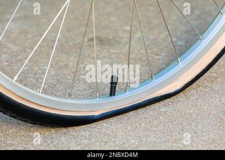 Reifenpanne auf dem Fahrrad. Konzept für Wartung, Reparatur und Radfahren von Motorrädern. Stockfoto