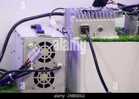 Rückansicht eines CPU-Kühlerlüfters und eines Hauptplatinen-Aluminiumkühlkörpers, die das Konzept der Kühlung von Mikroprozessoren zeigt Stockfoto