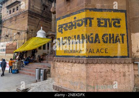 Varanasi Ghats am frühen Morgen im Winter Stockfoto