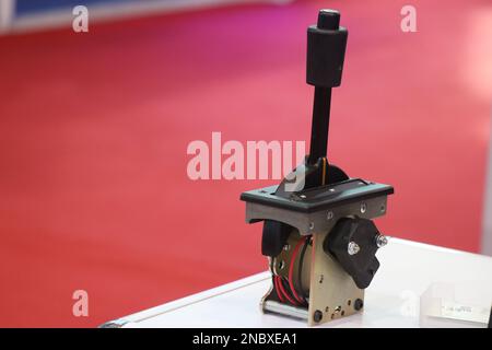 Ein Schaltsteuergerät für Elektrofahrzeuge ist in Elektrofahrzeuge eingebaut, um die Bewegung des Fahrzeugs in die Vorwärts- oder Rückwärtsstellung oder in die Neutralstellung zu schalten Stockfoto