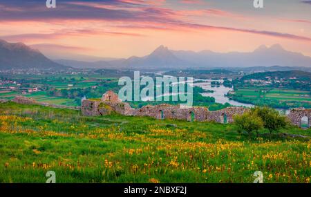 Attraktiver abendlicher Blick auf das Schloss Rozafa. Fantastischer Sonnenuntergang im Frühling in Shkoder mit dem Fluss Buna. Herrliche Außenlandschaft von Albanien, Europa. Travelin Stockfoto