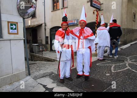 Traditioneller Karneval mit traditionellen Masken und Tänzen im historischen Zentrum der Stadt. Zwei alte Männer in traditioneller Kleidung. Stockfoto