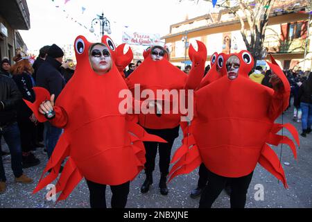 Traditioneller Karneval mit traditionellen Masken und Tänzen im historischen Zentrum der Stadt. Frauen tragen rote Krabbenkostüme. Stockfoto