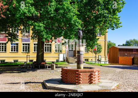 Rathaus und Gemeinde Joachimsthal, Brandenburg, Deutschland, mit dem Wahlbrunnen davor. Stockfoto