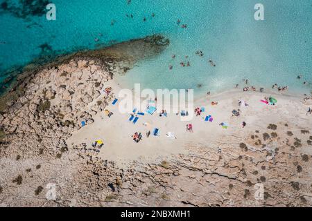 Blick aus der Vogelperspektive auf die kleine Insel Nissi neben dem Nissi-Strand im Ajia Napa Resort in Zypern Inselland Stockfoto