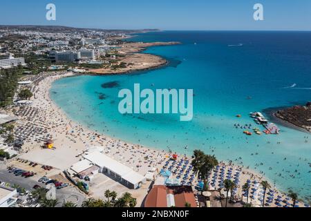 Blick auf den Strand von Nissi im Resort Ajia Napa im Inselland Zyperns Stockfoto