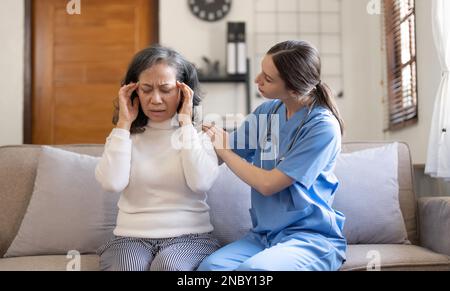 Krankenschwester besucht alte Großmutter Patientin zu Hause Hören Sie auf Beschwerden Bedenken, aufmerksame junge Ärztin konsultiert reife Großmutter Stockfoto