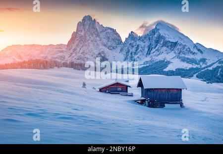 Weihnachtspostkarte. Atemberaubender Winterblick auf das Dorf Alpe di Siusi mit Plattkofel-Gipfel im Hintergrund. Frostige Morgenszene der Dolomiten. Rz Stockfoto