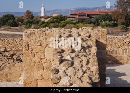 Ruinen im Archäologischen Park von Paphos in Paphos, Inselland Zyperns, Leuchtturm im Hintergrund Stockfoto