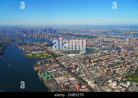 NEW YORK, NY -14 SEP 2022- Luftaufnahme des Stadtbildes von Manhattan in New York City von einem Flugzeug, das vom LaGuardia Airport (LGA) in Queens abfliegt, Stockfoto