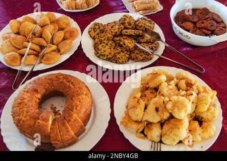 Hausgemachter Kuchen mit Halloumi-Käse, Kekse mit Olivenstückchen und Teigtaschen in Zypern Inselland Stockfoto